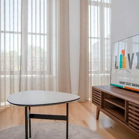 Liiiving In - View Apartment